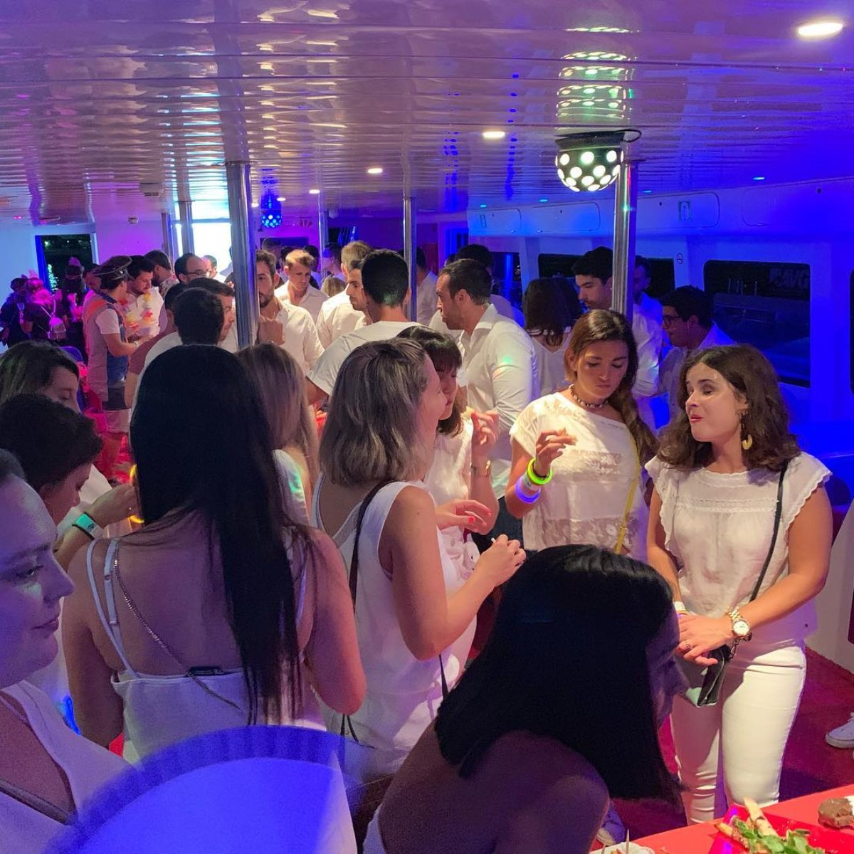 Fiesta de despedidas de soltera en barco en Alicante